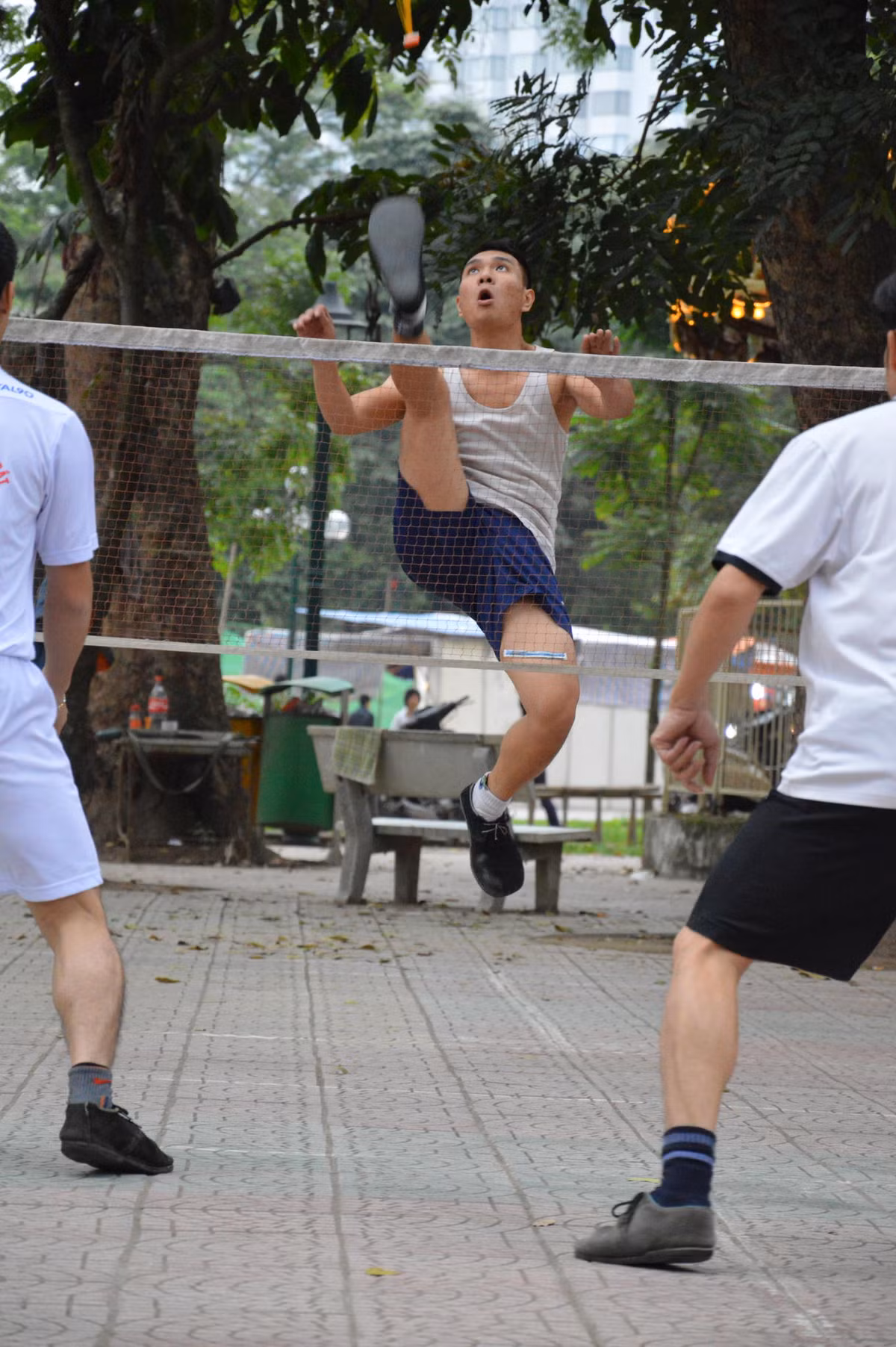 Đá cầu trên đường phố, một hình ảnh quen thuộc ở Việt Nam nhưng khá lạ lẫm với du khách quốc tế.