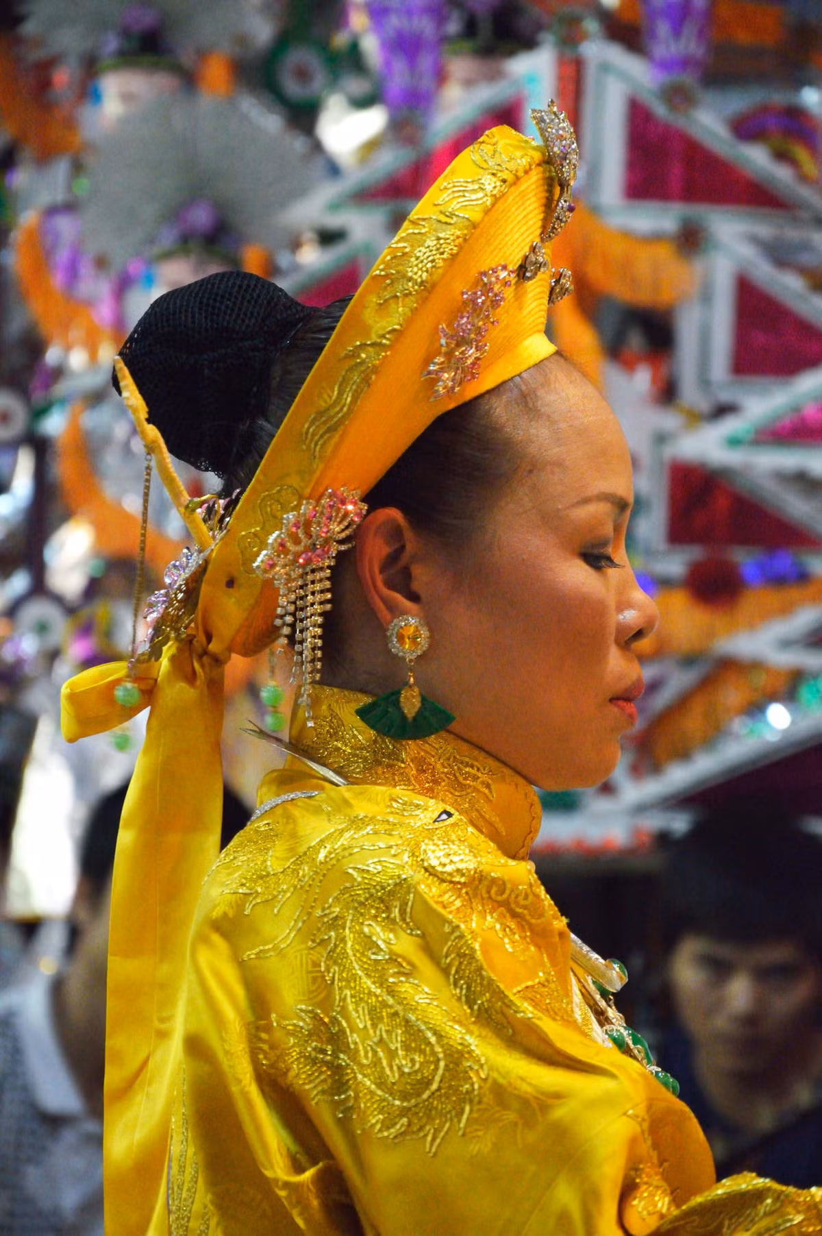 Một bà đồng tại nghi lễ hầu đồng.