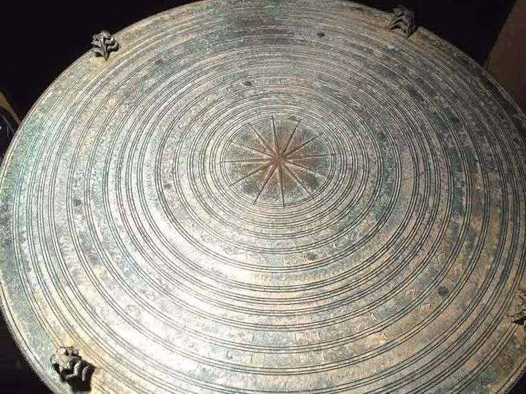 Giống như trống đồng Đông Sơn, trung tâm của mặt trống đồng Karen cũng là hình mặt trời với các tia tỏa ra xung quanh. So với trống Đông Sơn, hình tượng mặt trời này nhỏ hơn và có các tia mảnh hơn.