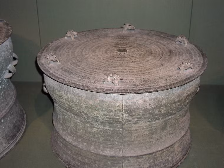 Cho đến nay, trống đồng của người Karen còn tồn tại với số lượng rất lớn. Đây được xem là một nhánh phát triển từ loại trống đồng loại Heger I – trống đồng Đông Sơn loại cổ nhất theo phân loại của các nhà khảo cổ học.