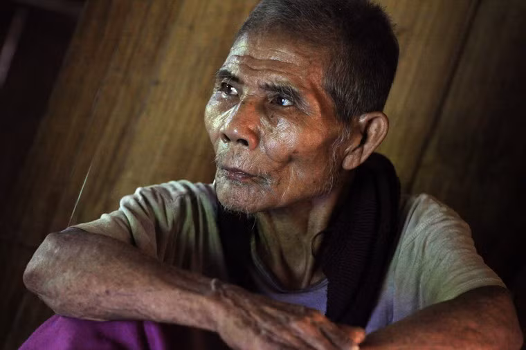 Nguồn gốc nguyên thủy của người Karen hiện nay vẫn chưa rõ ràng. Theo một giả thuyết đáng tin cậy thì nguồn cội của họ ở tận sông Hoàng Hà của Trung Hoa. Từ đó họ di cư xuống Vân Nam rồi vào Miến Điện vào khoảng năm 600-700 sau Công nguyên.