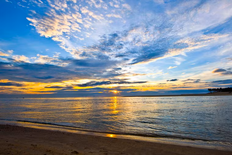 Bãi biển Nhật Lệ là bãi biển trung tâm tại thành phố Đồng Hới, thủ phủ tỉnh Quảng Bình. Bãi biển tọa lạc tại cửa sông Nhật Lệ, hãy còn nét hoang sơ, với cát trắng và nước biển trong xanh. Ảnh: Trịnh Quang Minh (Flickr).