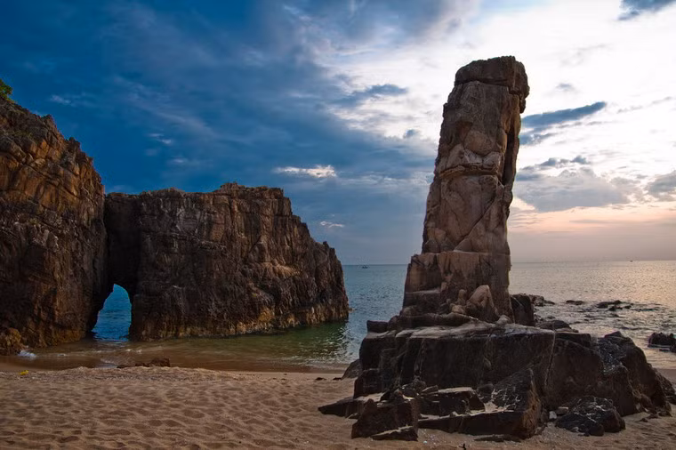 Đá Nhảy là một thắng cảnh nổi tiếng tại huyện Bố Trạch, tỉnh Quảng Bình. Ở đây có bãi biển đẹp và cảnh dãy núi đá bị biển xâm thực với những mỏm đá nhô ra biển muôn hình muôn vẻ. Ảnh: Gion166 (Flickr).