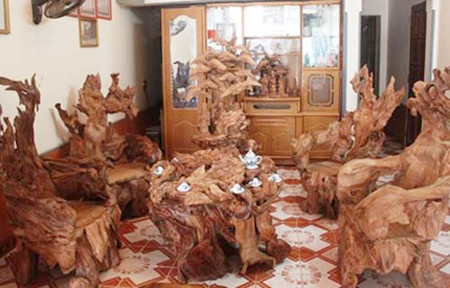 Bộ bàn ghế làm bằng gỗ ngọc am giá 4 tỉ đồng của một đại gia ở Tuyên Quang.