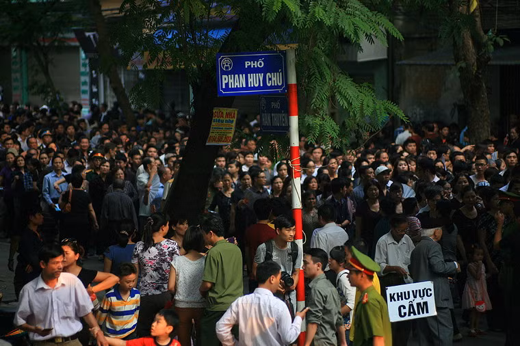 Dòng người viếng Đại tướng Võ Nguyên Giáp ở Hà Nội.