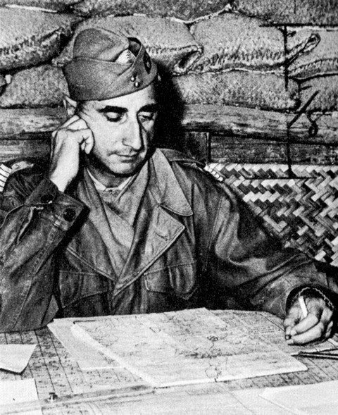 Tướng De Castries tại Điện Biên Phủ.