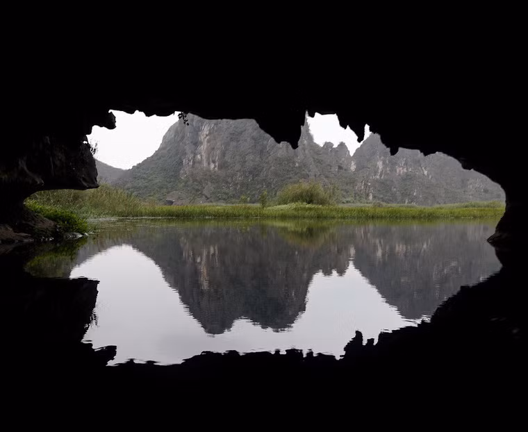 Tràng An được gọi là thành Nam của cố đô Hoa Lư, gồm hệ thống dãy núi đá vôi có tuổi địa chất khoảng 250 triệu năm, qua thời gian dài phong hóa bởi sự biến đổi của trái đất, khí hậu, biển tiến, biển thoái đã mang trong mình hàng trăm thung lũng, hang động, hồ đầm. Nơi đây có tới 31 hồ, đầm nước được nối thông bởi 48 hang động đã được phát hiện trong đó có những hang xuyên thủy dài 2 km như hang Địa Linh, hang Sinh Dược, hang Mây... Mỗi hang một vẻ đặc trưng riêng, trong đó nhiều hang đã được công nhận là di tích khảo cổ học. Ảnh: Internet.