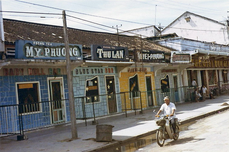 Các quán bar ở thành phố Đà Nẵng năm 1970.