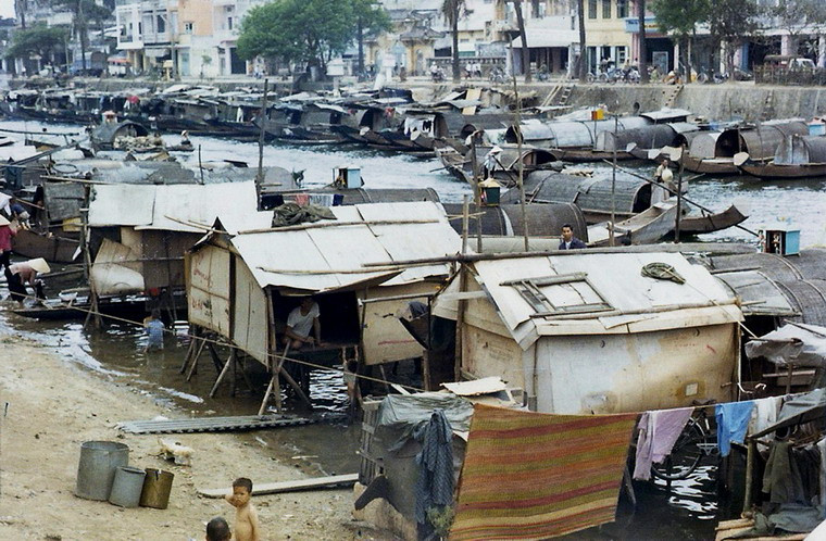 Xóm vạn đò Huế.