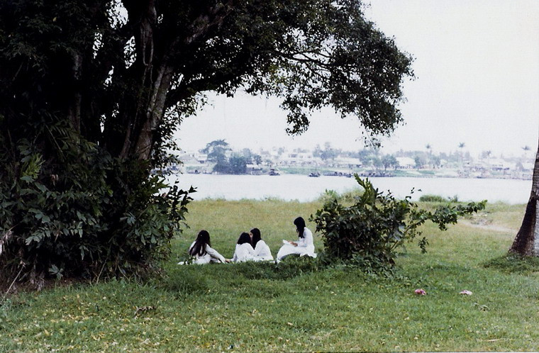 Các nữ sinh áo dài bên bờ sông Hương, Cố đô Huế năm 1970. Ảnh: Swan Point Studio Flick.