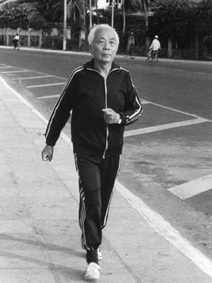 “Thu này tuổi hạc đầu bạc trắng – Lão tướng lòng son vẫn thắm hồng”.