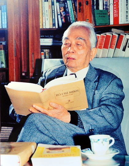 Đại tướng đọc sách Hồ Chí Minh toàn tập.