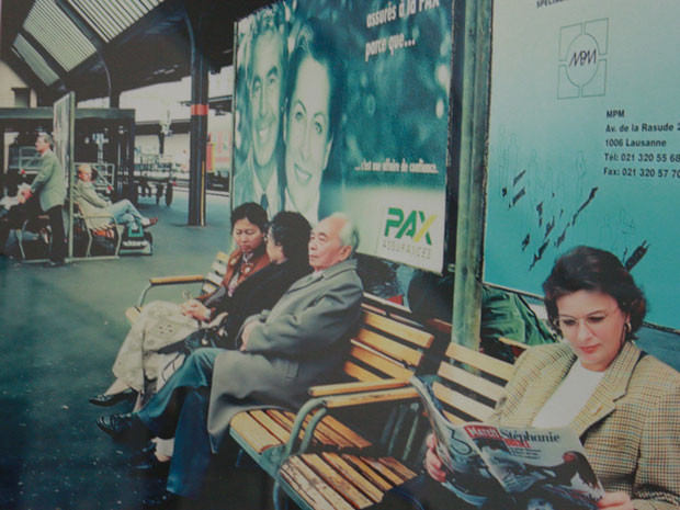 Đại tướng đang ngồi chờ tàu ở ga Geneva như những hành khách khác để đến Zurich, Thuỵ Sĩ (21/9/1996).