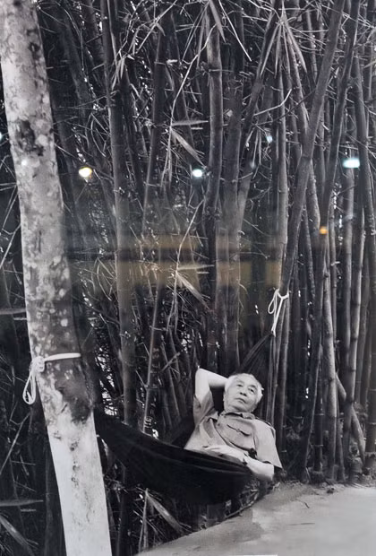 Sau khi thăm địa đạo Củ Chi, Đại tướng nghỉ trưa dưới rặng tre (1996).