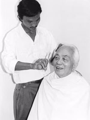 Trong dịp nghỉ dưỡng ở Vũng Tàu, anh Thành, thợ cắt tóc đã đến số nhà 11 đường Phan Đình Phùng để cắt tóc cho Đại tướng (1/1996).