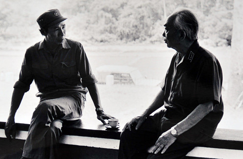 Đại tướng nói chuyện thân mật với nhà văn quân đội, đại tá Hữu Mai tại hành lang nhà Bảo tàng Tân Trào (1995).