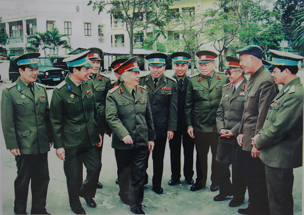 Giây phút vui vẻ của Đại tướng với các tướng lĩnh, sĩ quan binh chủng Phòng không không quân (1995).