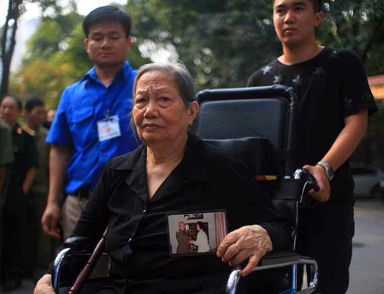 Rất nhiều người chưa từng gặp Tướng Giáp ngoài đời, nhưng không ít người từng có kỷ niệm sâu đậm với ông. Một trong những người đó là bà Bùi Thị Thu, 83 tuổi. Bà đến lễ viếng với tấm ảnh chụp bà bên Đại tướng.