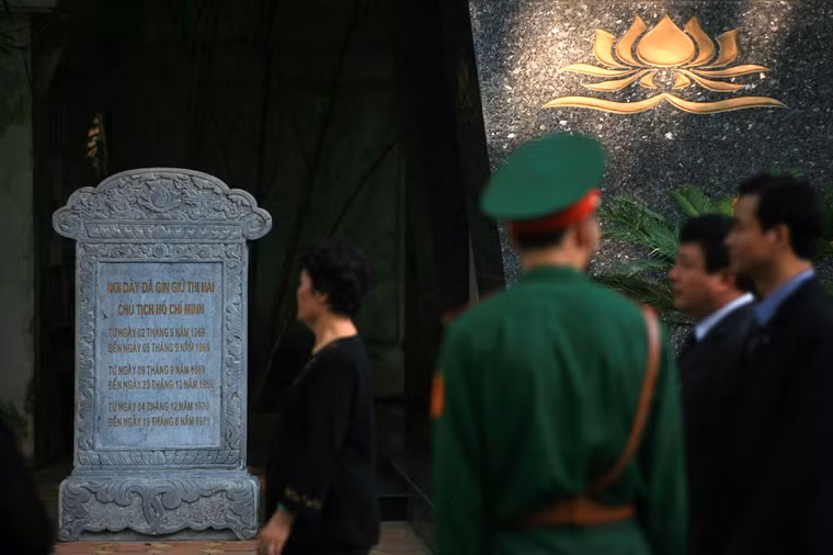 Nhiều người đã dừng lại đọc tấm bia cạnh Nhà tưởng niệm Hồ Chí Minh bên Nhà tang lễ. Tấm bia khắc dòng chữ "Nơi đây đã gìn giữ thi hài Chủ tịch Hồ Chí Minh từ ngày 02 tháng 9 năm 1969 đến ngày 05 tháng 9 năm 1969". Giờ đây, người học trò vĩ đại của Hồ Chủ tịch đã về với Người.