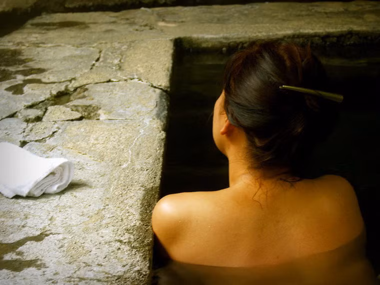 Một biện pháp đơn giản mà cung nữ hay dùng là khi tắm nước nóng thì dùng tay xoa nhẹ tấm thân mượt mà, trơn tru. Vừa xối nước vừa vỗ nhẹ lên thân, lên da mặt để kích thích cho da hồng hào.