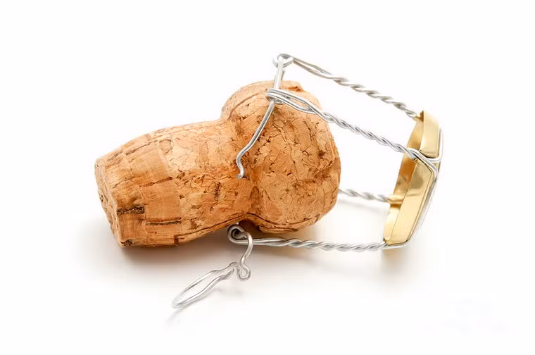 Để biến tóc điểm bạc thành tóc đen nhánh, một phương pháp được nhiều người ưa chuộng dưới thời Nguyễn là lấy nùi điển điển (nút chai rượu Champagne của Tây) đốt thành than. Sau đó lấy tăm hoặc bông chấm than, kẻ lên đầu xóa hết các vùng chân tóc thưa hoặc phủ lên vùng bị bạc. Loại than này cũng được dùng làm chì kẻ mắt vì màu thật, hợp với da.