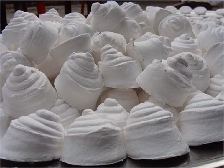 Mỹ phẩm nổi tiếng nhất, còn được lưu truyền đến ngày nay của cung đình Huế là phấn nụ, có công dụng dưỡng da mặt mịn màng, làm trắng da, trị mụn và tàn nhang, giải độc tố, giúp giảm viêm, hạn chế quá trình lão hóa, ổn định bề mặt biểu bì, hài hòa màu da tự nhiên. Quy trình sản xuất mỹ phẩm hoàng cung này cũng lắm công phu, qua tới 9 công đoạn. Nguyên liệu chính là thạch cao và trên 10 vị thuốc bắc bí truyền, một số loại hoa và đặc biệt là… nước mưa xứ Huế tinh khiết.