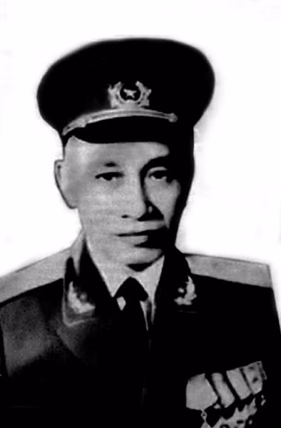 6. Đại tướng Lê Trọng Tấn (Lê Trọng Tố) (1914-1986). Năm thụ phong: 1984. Quê quán: Hà Nội. Bí danh: Đội Tố, Ba Long. Chức vụ cao nhất: Thứ trưởng Bộ Quốc phòng kiêm Tổng Tham mưu trưởng (1980-1986). Chức vụ cao nhất trong Đảng Cộng sản Việt Nam: Ủy viên Ban chấp hành Trung ương các khóa IV và V. Danh hiệu khác: Huân chương Sao vàng (truy tặng 2007).
