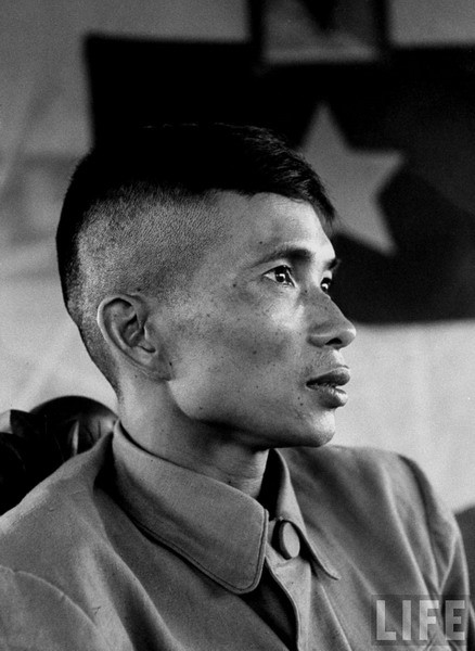 3. Đại tướng Văn Tiến Dũng (1917-2002). Năm thụ phong: 1974. Quê quán: Hà Nội. Bí danh: Lê Hoài. Chức vụ cao nhất: Bộ trưởng Bộ Quốc phòng (1980-1987). Chức vụ cao nhất trong Đảng Cộng sản Việt Nam: Ủy viên Bộ Chính trị khóa III, IV, V, Bí thư Đảng ủy Quân sự Trung ương (1984-1986). Danh hiệu khác: Huân chương Sao vàng.