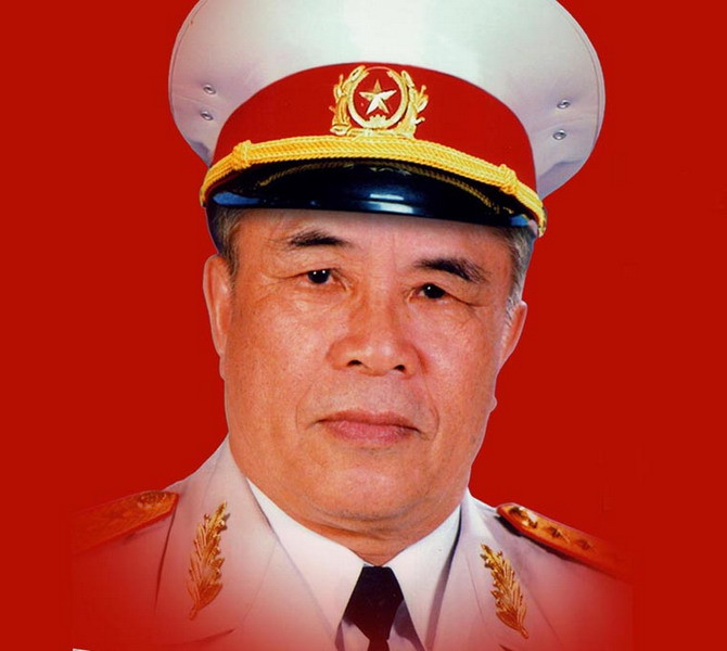 9. Đại tướng Đoàn Khuê (1923-1998). Năm thụ phong: 1990. Quê quán: Quảng Trị. Chức vụ cao nhất: Bộ trưởng Bộ Quốc phòng (1991-1997). Chức vụ cao nhất trong Đảng Cộng sản Việt Nam: Ủy viên Bộ Chính trị (1991-1997). Danh hiệu khác: Huân chương Sao vàng (truy tặng 2007).