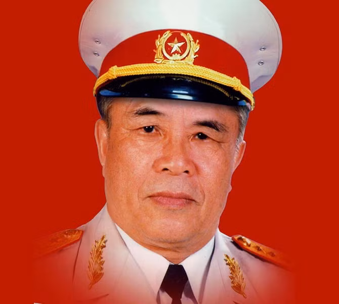 9. Đại tướng Đoàn Khuê (1923-1998). Năm thụ phong: 1990. Quê quán: Quảng Trị. Chức vụ cao nhất: Bộ trưởng Bộ Quốc phòng (1991-1997). Chức vụ cao nhất trong Đảng Cộng sản Việt Nam: Ủy viên Bộ Chính trị (1991-1997). Danh hiệu khác: Huân chương Sao vàng (truy tặng 2007).