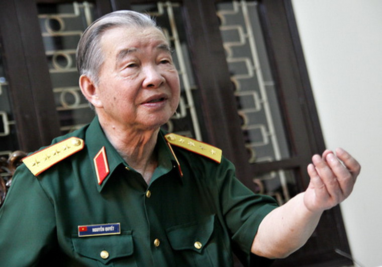 8. Đại tướng Nguyễn Quyết (Nguyễn Tiến Văn) (năm sinh: 1922). Năm thụ phong: 1990. Quê quán: Hưng Yên. Chức vụ cao nhất: Phó Chủ tịch Hội đồng Nhà nước. Chức vụ cao nhất trong Đảng Cộng sản Việt Nam: Bí thư Trung ương Đảng khóa VI. Danh hiệu khác: Huân chương Sao vàng.