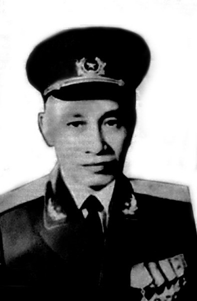 6. Đại tướng Lê Trọng Tấn (Lê Trọng Tố) (1914-1986). Năm thụ phong: 1984. Quê quán: Hà Nội. Bí danh: Đội Tố, Ba Long. Chức vụ cao nhất: Thứ trưởng Bộ Quốc phòng kiêm Tổng Tham mưu trưởng (1980-1986). Chức vụ cao nhất trong ĐCSVN: Ủy viên Ban chấp hành Trung ương các khóa IV và V. Danh hiệu khác: Huân chương Sao vàng (truy tặng 2007).