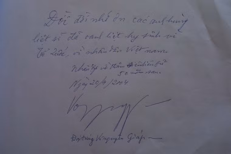 Bút tích của Đại tướng nhân dịp về thăm Điện Biên Phủ sau 50 năm.