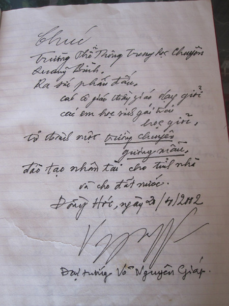 Bút tích của Đại tướng tại trường PTTH chuyên Quảng Bình.