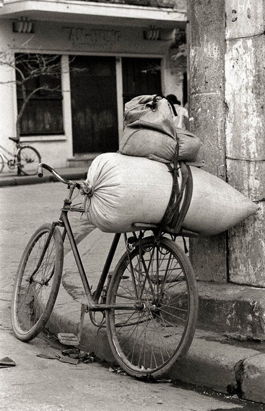 Những chiếc xe đạp là phương tiện đi lại và chở hàng quan trọng nhất của cư dân Hà Nội đầu thập niên 1980.