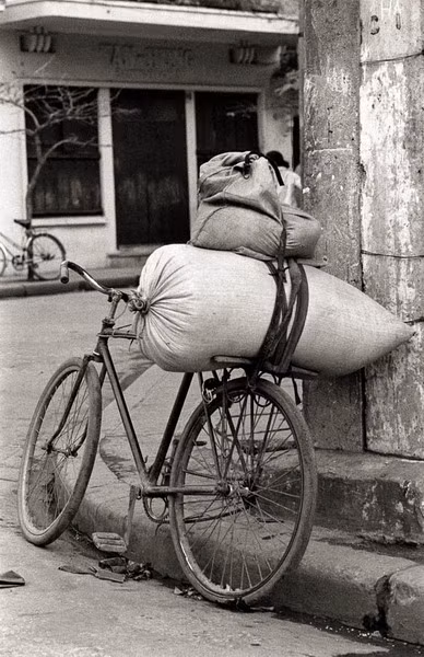 Những chiếc xe đạp là phương tiện đi lại và chở hàng quan trọng nhất của cư dân Hà Nội đầu thập niên 1980.