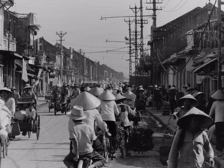 “Thời gian đó quả thật rất khó khăn nên tôi vô cùng ngưỡng mộ con người Việt Nam. Bất chấp cuộc sống còn nhiều thiếu thốn, họ vẫn giữ trọn phẩm giá, sự can đảm và cố gắng hết sức để duy trì những giá trị truyền thống của mình”, John Ramsden nhận xét.