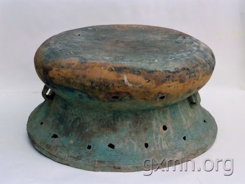 Giới khảo cổ học Việt Nam lại có xu hướng coi loại trống này thuộc giai đoạn cuối của loại Heger I - trống đồng Đông Sơn loại cổ nhất theo phân loại của các nhà khảo cổ học phương Tây.