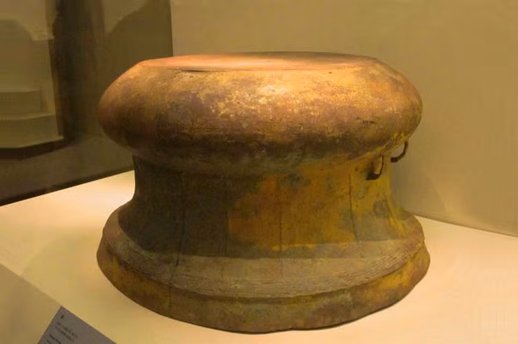 Kể từ khi được phát hiện đã có nhiều tranh luận trong giới học giả về cách phân loại trống đống Vạn Gia Bá.