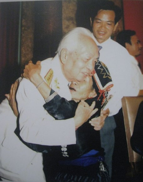 Đại tướng thăm và Lê Thị Om, dân tộc Thái, Sơn La, trong thời kỳ kháng chiến chống Pháp đã hy sinh đứa con nhỏ của mình để bảo vệ cán bộ cách mạng ẩn náu trong hầm bí mật của gia đình (4/2004).