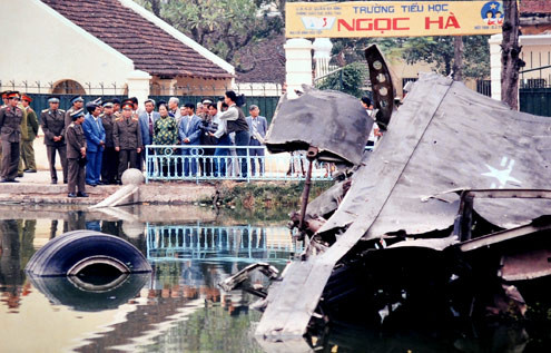 Đại Tướng thăm di tích Ngọc Hà nơi có xác máy bay B52.