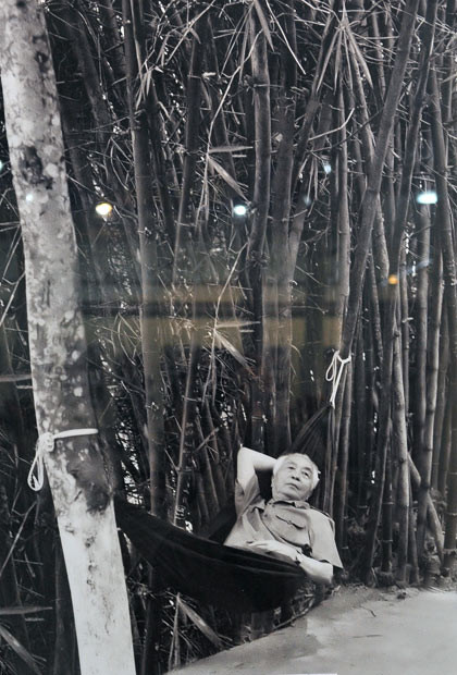 Sau khi thăm địa đạo Củ Chi, đại tướng nghỉ trưa dưới rặng tre (1996)