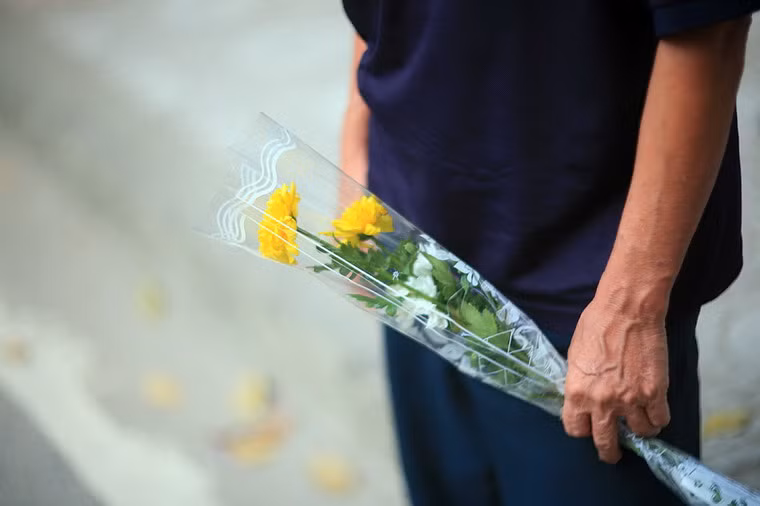 Dưới chân dòng người đầy tiếc thương, những chiếc lá vàng vẫn vô tình rơi trong tiết trời thu Hà Nội, như quy luật muôn đời, sinh ra từ đất và trở về với đất.