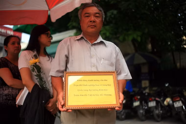 Và có cả những vần thơ tưởng nhớ vị Đại tướng huyền thoại, được đóng khung trang trọng.