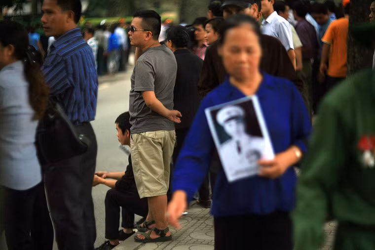 Đó là những hình ảnh sẽ vĩnh viễn không lặp lại ở đường Hoàng Diệu. Con đường sẽ trở lại với sự yên bình vốn có sau khi vị Đại tướng huyền thoại an nghỉ trên quê hương Quảng Bình.