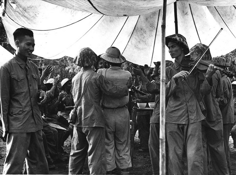 Các chiến sĩ Việt Minh liên hoan văn nghệ mừng chiến thắng.