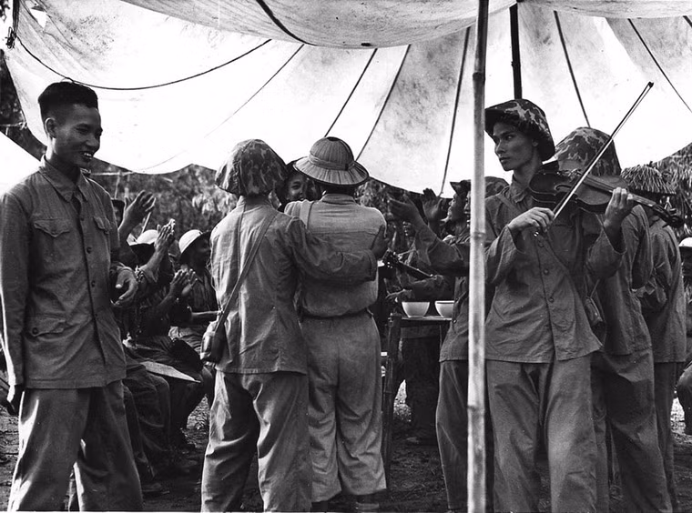 Các chiến sĩ Việt Minh liên hoan văn nghệ mừng chiến thắng.