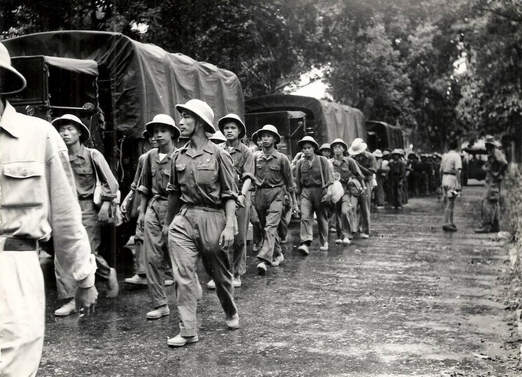 Các chiến sĩ Việt Minh tiến vào Hà Nội.