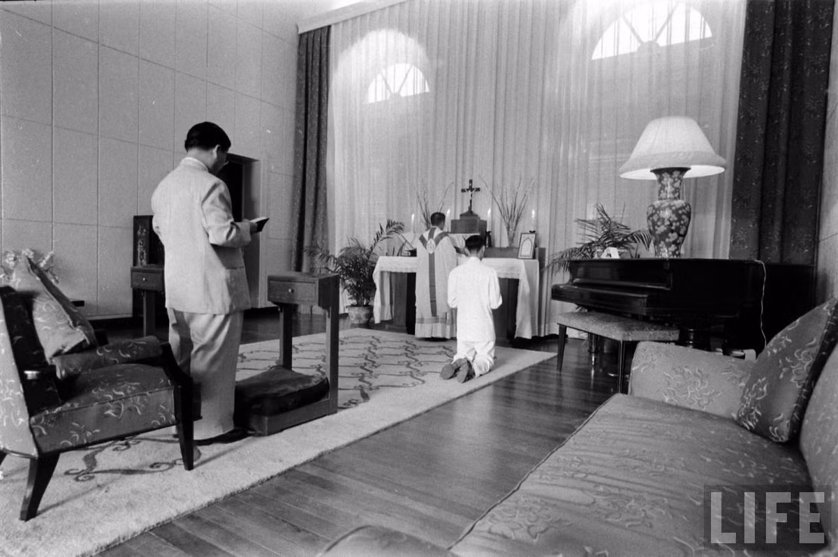 Trong một nhà thờ.