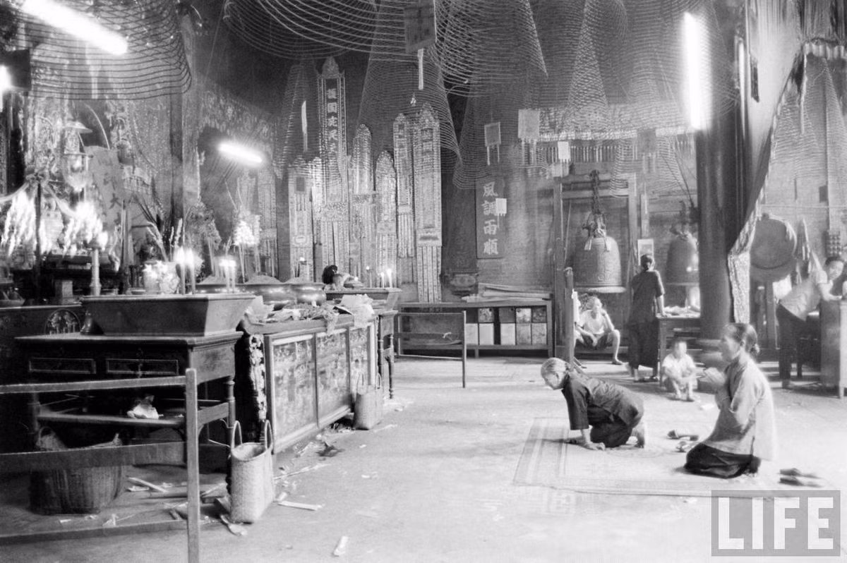 Khung cảnh tại một ngôi chùa ở Chợ Lớn.